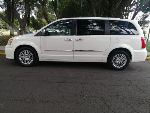 Imagen 2 de 15 de Chrysler Town & Country Limited 2012
