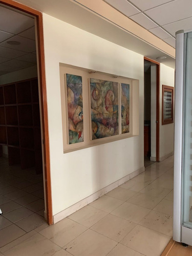 Oficinas En Torre Quadrata