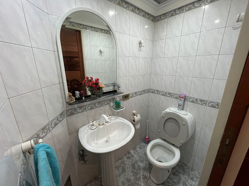 Casa De 4 Ambientes Con Garage Muy Buena Ubicación Y Excelente Estado.