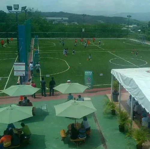Gm - Se Vende Centro Deportivo En Charallave Con Canchas De Futbol, Piscina, Restaurante, Estacionamiento Y Los Servicios Necesarios En Terreno De 13.189 M2.
