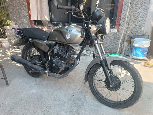 El Servicio Recién Hecho La Moto Del Motor Está En Buen Esta