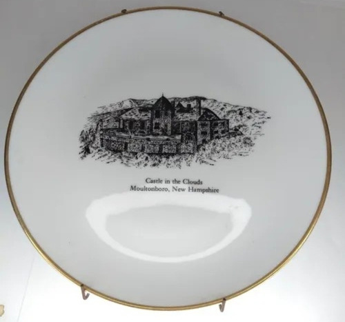 Plato De Porcelana Con Dibujo Central De Castle In The Cloud