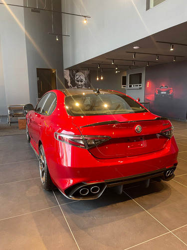 Alfa Romeo Giulia 2.9L Quadrifoglio Verde V6 Bi-Turbo At