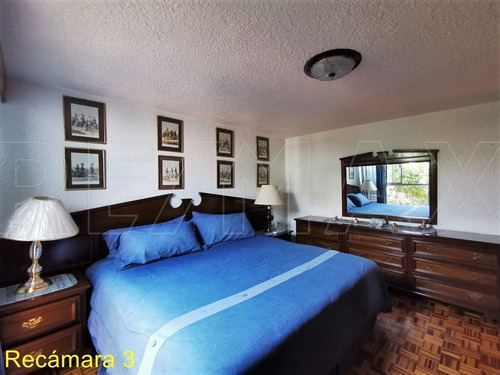 Casa De 215m2t / 347m2c / 4r / 3.5b / 1a / Vigilancia