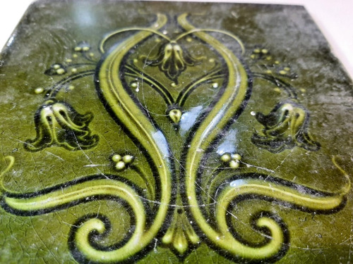 Imagen 3 de 4 de Mayólicas Relieve Verde Con Motivo Floral Cachada 7582