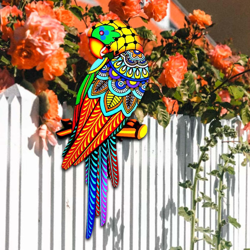 Los Pájaros Coloridos Del Hierro Amarillo A La Izquierda
