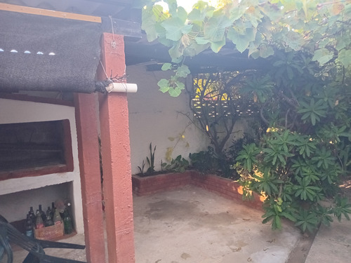 Casa 2 Dormitorios, Cochera, Patio Con Parrillero Techado.