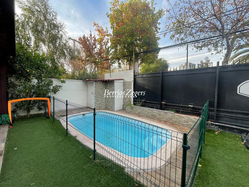 Casa En Venta De 4 Dorm.4 Baños En Condominio. En Las Condes