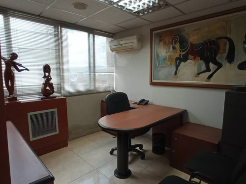 Venta/ Oficina/ Plaza Venezuela/ 5cubiculos/ 84m2