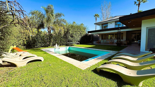 Venta/ Permuta Casa 4 Dormis Y Comodín En Funes Hills San Marino