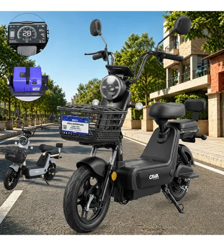Vista geral da scooter elétrica Cavalletta C2 preta em uma rua, destacando o display digital e a bateria removível em detalhes inset.