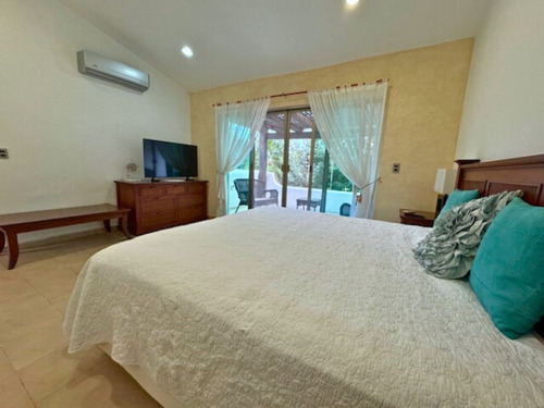 Casa Con Alberca Y Jacuzzi, En Residencial Privado, Venta Playa Del Carmen.
