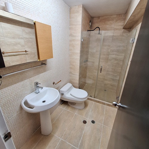 Alquilo Bello Apartamento. Colinas De Bello Monte. Centro Polo. Amoblado. Puesto Techado. No Falta El Agua.