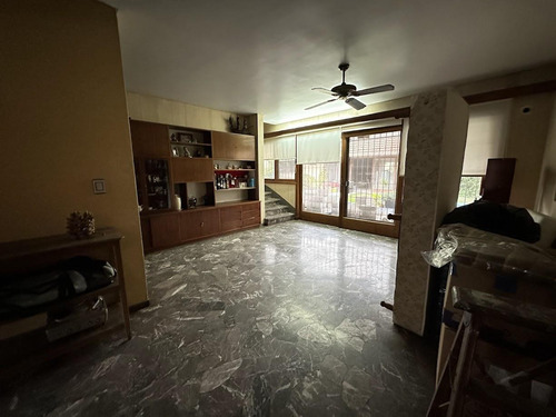 Chalet Sobre 2 Lotes, 4 Ambientes, Pileta, Quincho