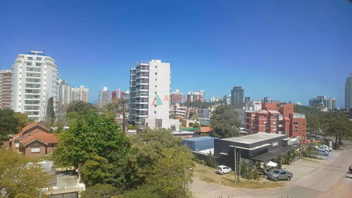 Monoambiente En Alquiler De Temporada - Punta Del Este - Torre Con Servicios