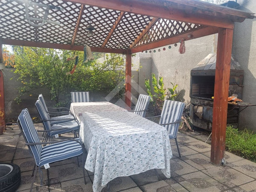 Casa En Venta De 6 Dorm. En Peñalolén