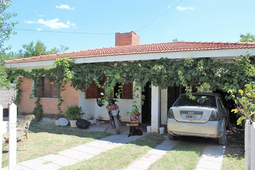 Casa De Tres Dormitorios En Barrio Villa Luján, Mina Clavero 