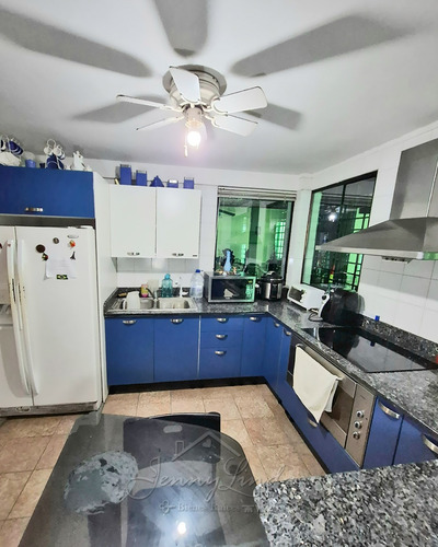 Venta Bella Casa 543 M² En Urb. Andrés Bello, Maracay