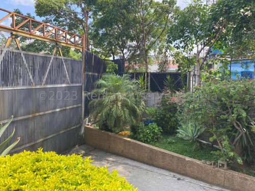Edificio Industrial En Venta En Los Dos Caminos 24-6109