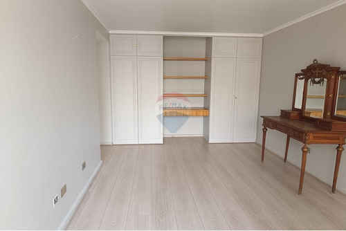 Amplios Espacios Para Remodelar !!!