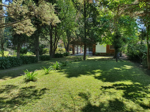Imagen 5 de 20 de Hermosa Casa Quinta Con Quincho Y Pileta.
