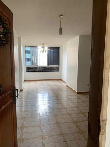 Apartamento En Edificio Paraíso H, Urb. Valles De Camoruco Pla-1643