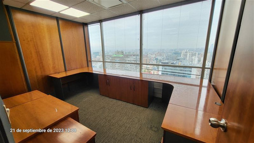 Oficina En Arriendo Cuenta Con Mobiliario