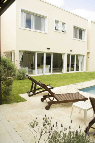 Alquiler Temporal Costa Esmeralda Casa Residencial1 6 Dormitorios 10-12 Personas Con Pileta Climatizada Energía Solar Frente Al Parador De Playa Excelente Ubicación Y Equipamiento