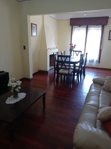 Excelente Casa , Con Renta, 3 Dormitorios, Garajes Y Barbacoas - La Paz