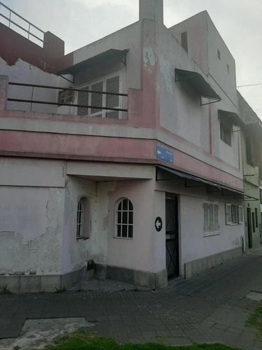 Casa En Venta - 3 Dormitorios 3 Baños - 247mts2 - Lanús Este