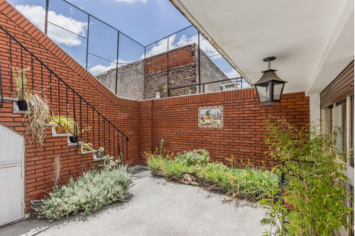 Ph En Piso Con Entrada Independiente De 3 Ambientes, Con Patio, Balcón, Cochera Y Terraza En Venta En Boedo, Caba.