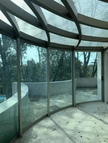 Casa En Venta - 4 Dormitorios 6 Baños - 1.530mts2 - Villa Udaondo