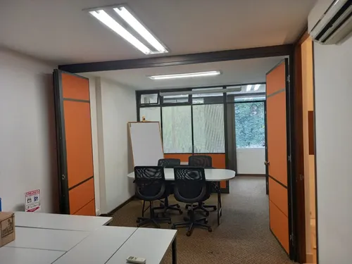 Oficina Ubicada Estratégicamente En La Avenida El Poblado En El Edificio Block Centro Empresarial