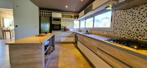 Casa A La Venta En Cul De Sac En Area Residencal 1, Barrio Costa Esmeralda, Venta Equipada.
