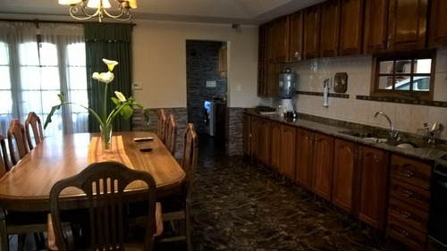 Vendo Casa En San Rafael Con Hermoso Parque Y Piscina, Cerca De Valle Grande