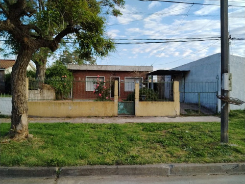 Venta De Buena Casa Padrón Único De 2 Dormitorios, Jardín Gran Patio Con Hormigón Y Verde Con Parrillero  Y Pieza Piedras Bancas