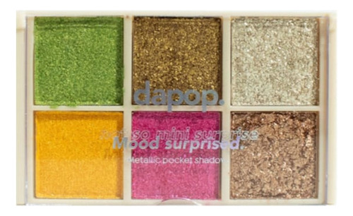 Paleta De 6 Sombras Para Ojos Efecto Satinado Metalizado Con Textura De Polvo Escarcha Tamaño Pocket De Bolsillo Marca Dapop Cosmeticos Linea Metallic Pocket Shadow En Tonos Verdes Amarillos Larga Dur