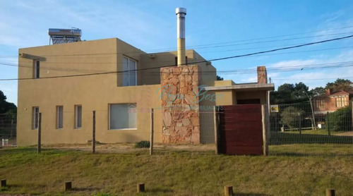 Muy Linda Casa, Excelentemente Equipada. Cuenta Con 3 Dormitorios, 2 De Ellos En Suite, Barbacoa Y Parque Con Cerramiento Perimetral.