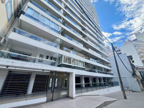 Venta - Departamento De Tres Dormitorios Con Balcón Y Cochera En Centro Río, Rosario