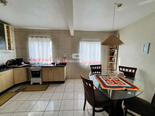 Sobrado Com Piscina. Possui 3 Dormitórios, 3 Banheiros, Cozinha, Sala, Garagem Fechada E Área De Lazer. - 4370