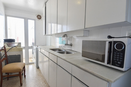 Apartamento Esquinero En Venta De 3 Dormitorios + 2 Baños. Con Excelente Vista- Ref: 8705
