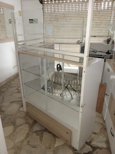 Vitrina En Madera Rh Y Vidrio, Con Protector En Vidrio. (Usado)