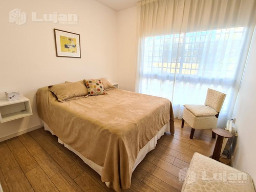 Pola 1100, 2 Ambs Con Balcón Zona Residencial