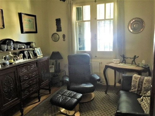 Imagen 4 de 15 de En Uno De Los Mejores Barrios De Montevideo. Casa Muy Cálida De Excelente Carpintería Y Materiales.