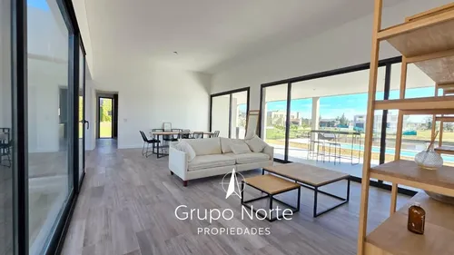 Casa En Venta Al Rio En Barrio El Naudir, Escobar