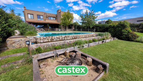 Casa En Venta A La Laguna De 7 Ambientes Con Pileta En Marinas, Puertos, Escobar.