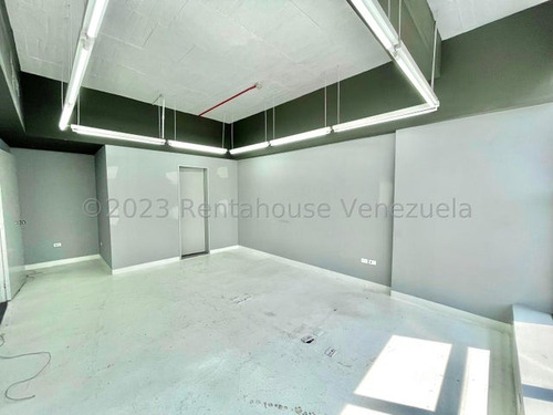 Se Alquila Hermoso Edificio Comercial Ubicado A Pie De Calle En Chacao