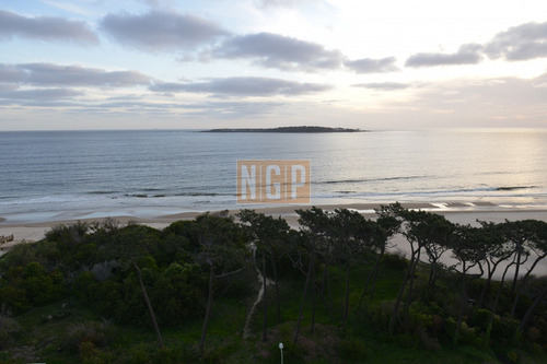 Frente Al Mar Piso Alto Con Servicio De Playa Y Mucama 