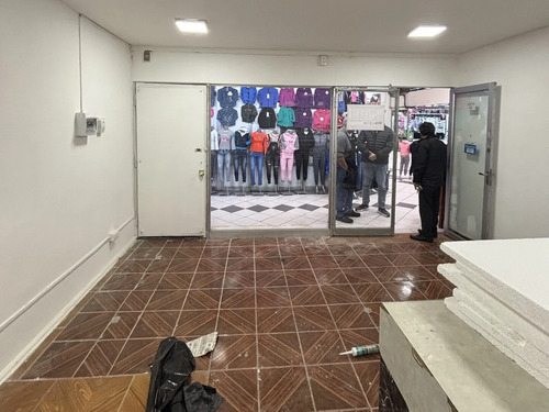 Local Amplio Totalmente Renovado En Una Ubicación Privilegia