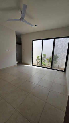 Casa Jardines De Una Planta De 4 Recamaras En Venta, Cholul.